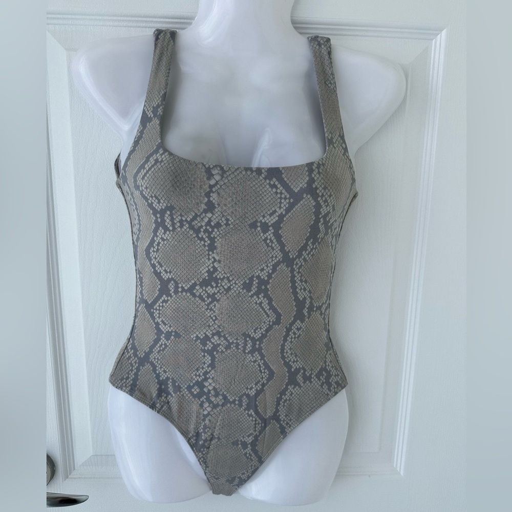Aritzia Babaton Light Snakeskin Print Python Contour Bodysuit Size Small